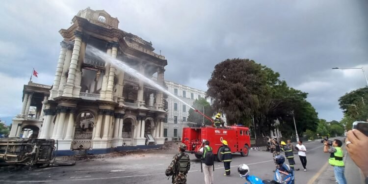 ‘सुनसान सिंहदरबारः भग्नावशेष देखेर कुँडिएको कर्मचारीको मन’