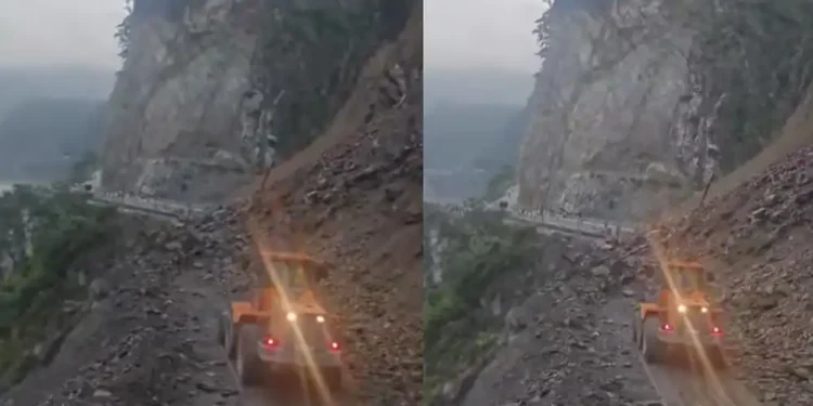 मुग्लिन नारायणगढ सडकको पहिरो हटाउने कार्य शुरु