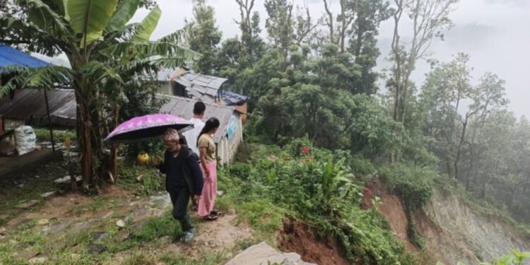 पहिरोले मैवाखोलामा ११ घर विस्थापित, १२ घर जोखिममा