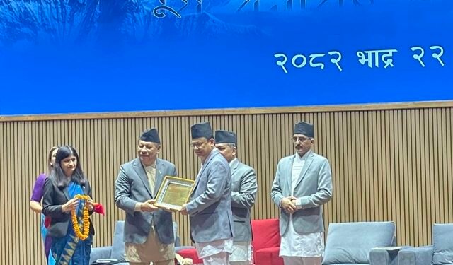 निजामती सेवा पुरस्कारद्वारा महानिर्देशक बराल सम्मानित