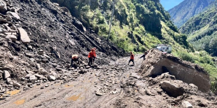 पहिरोले महकाली राजमार्ग अवरुद्ध