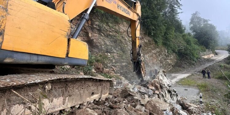 सात दिनपछि खुल्यो बागलुङ-सिगाना-बरेङ सडक