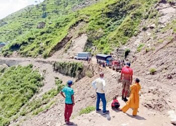 पहिरोले नारायणगढ–मुग्लिन र कर्णाली राजमार्ग अवरुद्ध