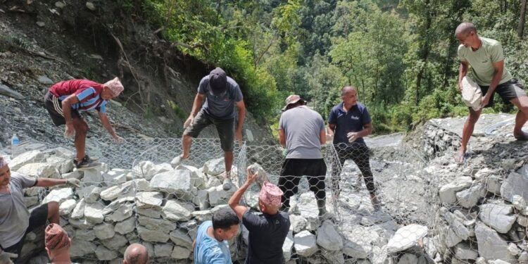 जनश्रमदानबाट सडक मर्मत