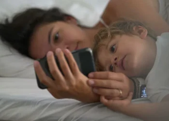 सुत्दा र उठ्दा मोबाइल फोन प्रयोगले मस्तिष्क र शरीरमा नकारात्मक असर