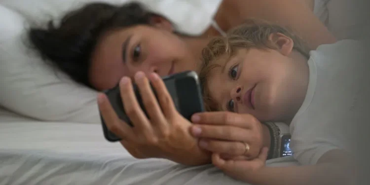 सुत्दा र उठ्दा मोबाइल फोन प्रयोगले मस्तिष्क र शरीरमा नकारात्मक असर