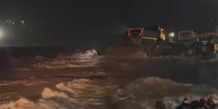 काबेलीले सिनाम पावर हाउसका एक्साभेटर र टिपर बगायो