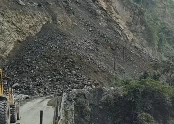 मुग्लिन–नारायणगढ सडकको पहिरो पन्छाउन दिनभर लाग्ने, सडक खुल्ने अनिश्चित