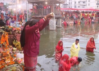 उदाउँदो सूर्यलाई अघ्र्य दिइयो