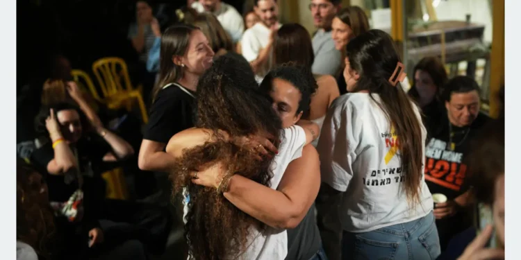 बन्दीहरूका परिवारको भावनात्मक क्षण : गाजाबाट प्रियजन फर्कने आशाले तेल अभिव उल्लासमय