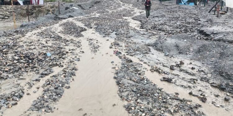 वर्षातमा लोकमार्गका यात्रुलाई सास्तीनै सास्ती