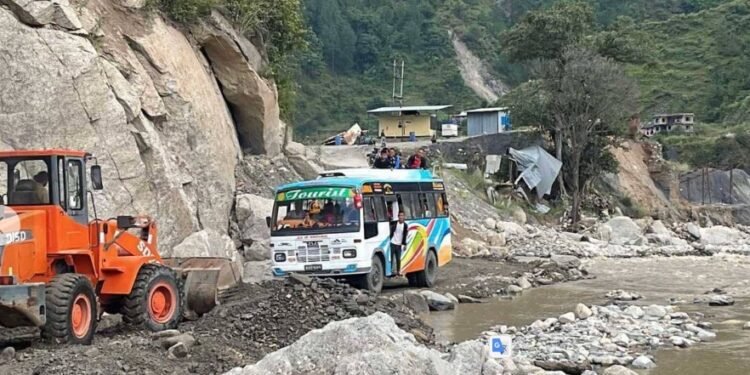 बिपी राजमार्ग शनिबार बिहानदेखि सवारी खुलाइने