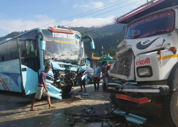 धादिङमा नेपालगञ्जबाट आउँदै बस र टिपर ठोक्किए