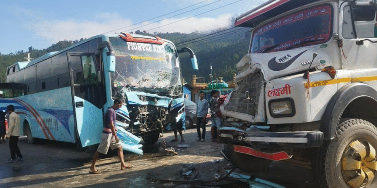 धादिङमा नेपालगञ्जबाट आउँदै बस र टिपर ठोक्किए