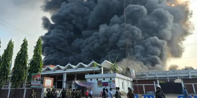 बंगलादेशको ढाकास्थित अन्तर्राष्ट्रिय विमानस्थलमा भिषण आगलागी
