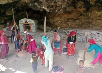 हराउँदै धान कुट्ने ओखल