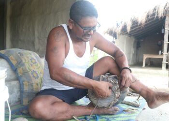 तिहारका लागि मादल बनाउन भ्याइनभ्याइ