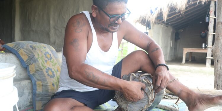 तिहारका लागि मादल बनाउन भ्याइनभ्याइ