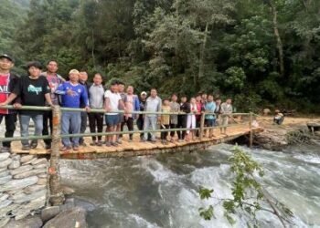श्रमदानबाट काठको पुल निर्माण
