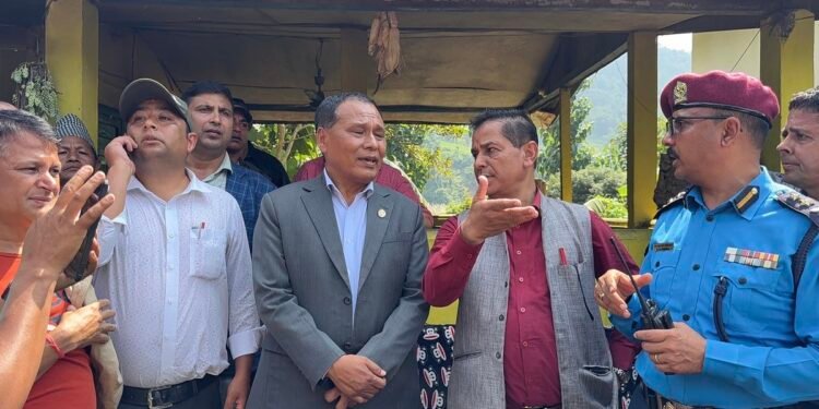 मन्त्री घिसिङद्वारा झापाका बाढी प्रभावित क्षेत्रको अवलोकन