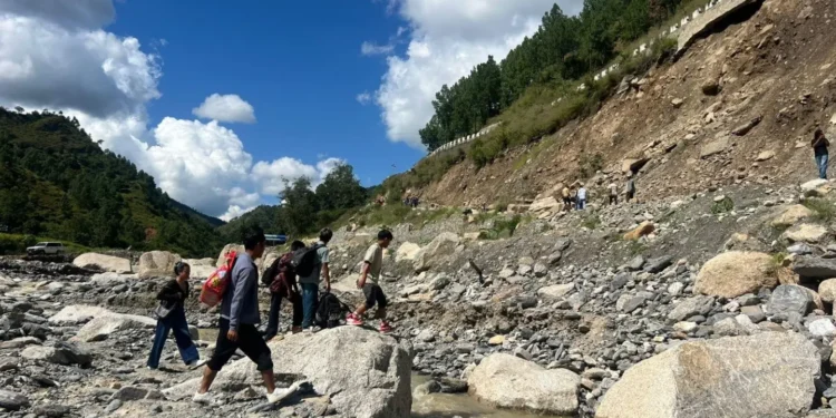 सडक–सम्पर्कविच्छेद भएपछि बिपी राजमार्गमा कष्टकर यात्रा