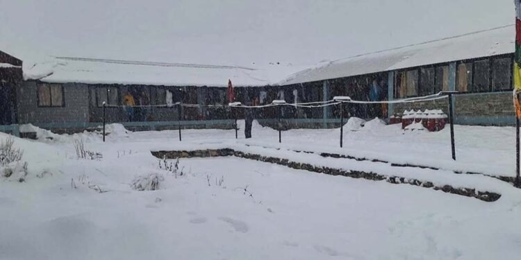 अन्नपूर्ण बेस क्याम्पमा बाक्लो हिमपात