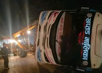 कपिलवस्तुमा बस दुर्घटना : एक जनाको मृत्यु, पाँच जना घाइते