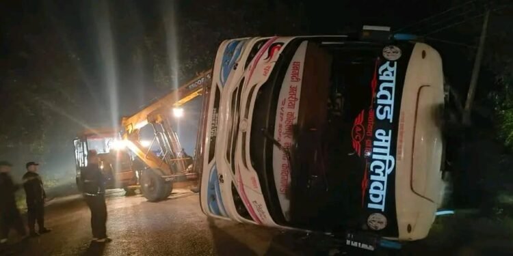 कपिलवस्तुमा बस दुर्घटना : एक जनाको मृत्यु, पाँच जना घाइते