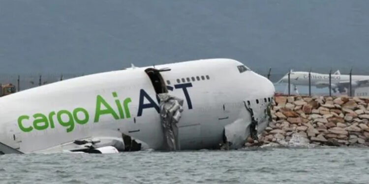 हङकङमा रनवेबाट चिप्लिएर विमान समुद्रमा खस्यो