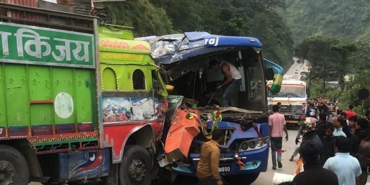 मुग्लिङ-नारायणगढ सडक खण्डमा ७ वटा गाडी एकआपसमा ठोक्किए (तस्बिरहरू)
