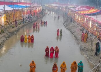उदाउँदो सूर्यलाई अर्घ दिँदै मधेसमा छठ सम्पन्न, ‘छठके सनेस’ सुरु