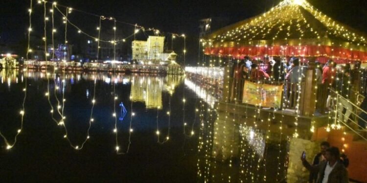 अभाव र गरिबी बिर्साउँदै दीपावली र छठ