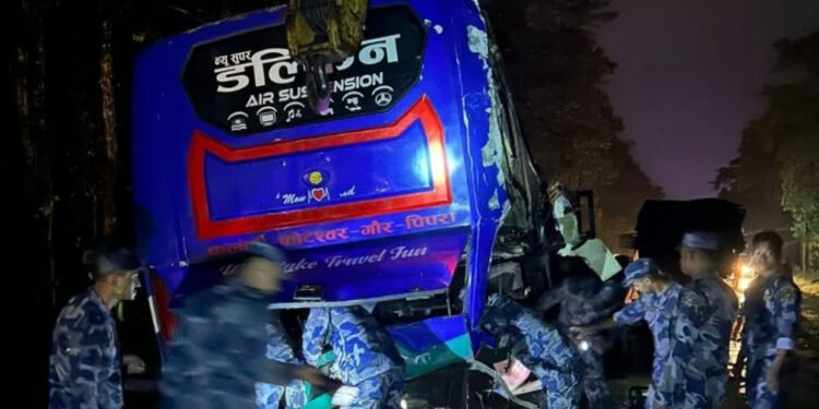 चितवनमा बस दुर्घटना, ३३ जना घाइते