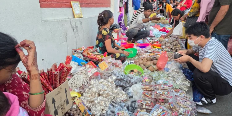 तिहारमा मिठाइ, किसमिस र झिलिमिली बत्तीको व्यापार बढ्यो