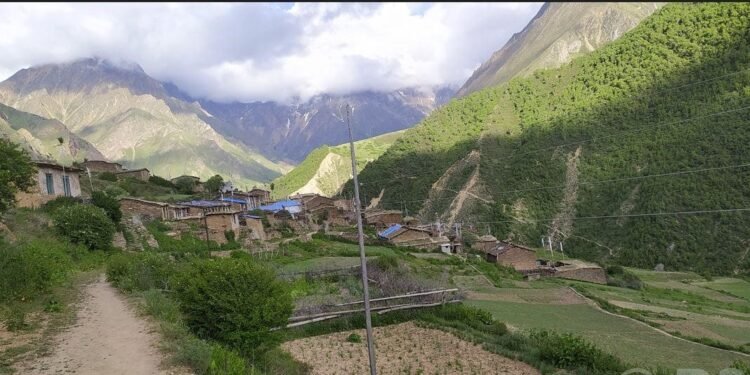 अपी सडक निर्माणमा ढिलाइ, महँगीको मारमा स्थानीय