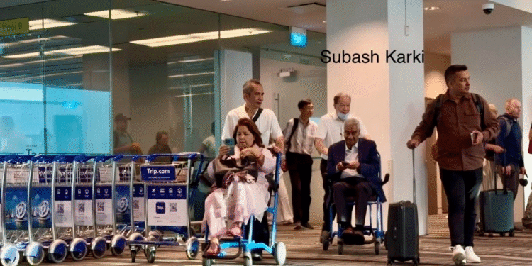 सिंगापुर एयरपोर्टबाट ह्वीलचेयर चढेर बाहिरिए सभापति देउवा दम्पती