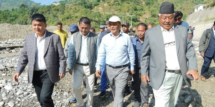 विपद्ले क्षतिग्रस्त सडकमा अस्थायी डाइभर्सन निर्माणमा जोड