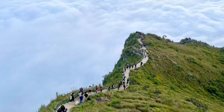 पर्यटक भन्छन्ः ‘मानुङकोटको सुन्दरताले लोभ्यायो’