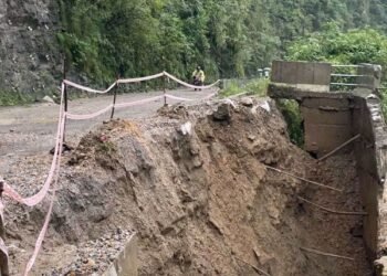 पृथ्वीराजमार्गको आँबुखैरेनीमा सडक भासियो