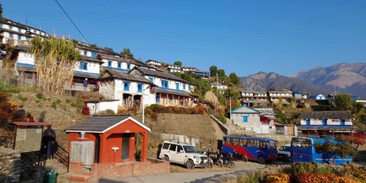 पर्यटकका पर्खाइमा पर्वतका घरबास