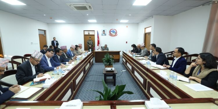 प्रधानमन्त्री कार्कीसँग निर्वाचन आयोगका पदाधिकारीको छलफल