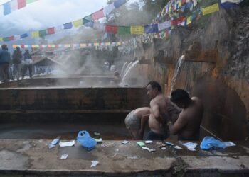 आमाछोदिङस्थित चिलिमे तातोपानीमा पुनःस्नान गर्नेको घुइँचो