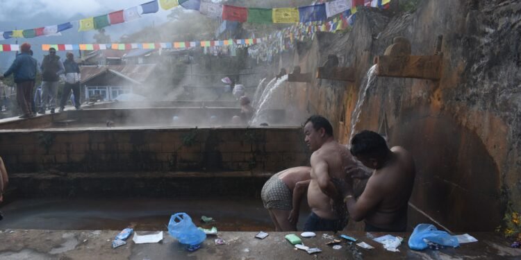 आमाछोदिङस्थित चिलिमे तातोपानीमा पुनःस्नान गर्नेको घुइँचो