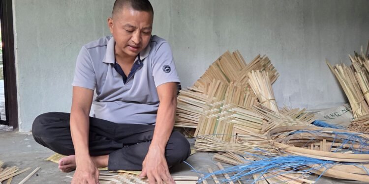 चोयाको नाङ्लो बुनेर जीविकोपार्जन