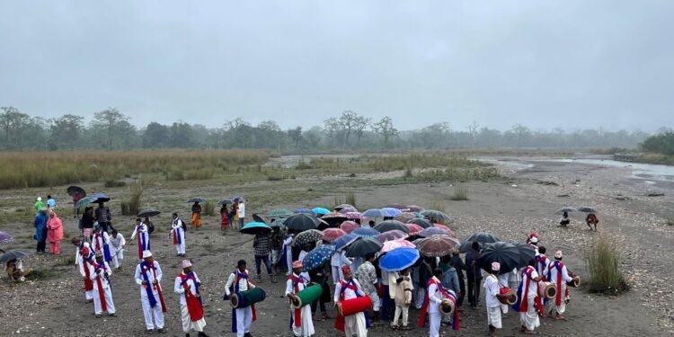 मेडरी नाच सीप युवा पुस्तामा सिकाउँदै पाका