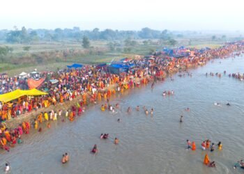 कमला नदीमा स्नान गर्ने भक्तजनको घुइँचो