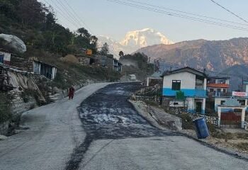 बेनी–पाखापानी सडकः किराखोर–नेप्टेचौर खण्डमा धमाधम कालोपत्र हुँदै