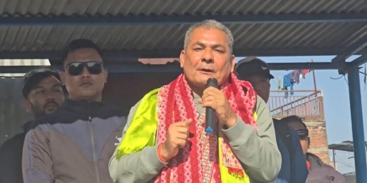 बालेनलाई दुर्गा प्रसाईंले भने – सुकुमवासी समस्या हुन् जस्तो लागेको भए राम्रो घर बनाइदिनुस्