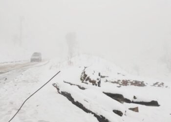 एक विदेशी आरोहीको उद्धार, दुईको खोजीकार्य जारी