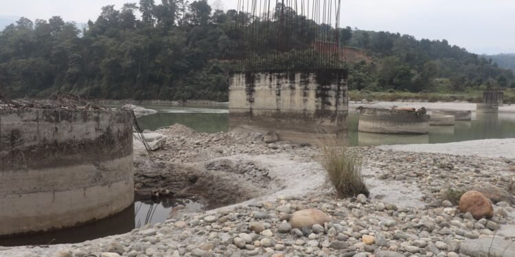 स्थानीयवासीको जिज्ञासा , लम्सुवाघाट पक्की पुल १५ वर्षसम्म किन बनेन ?